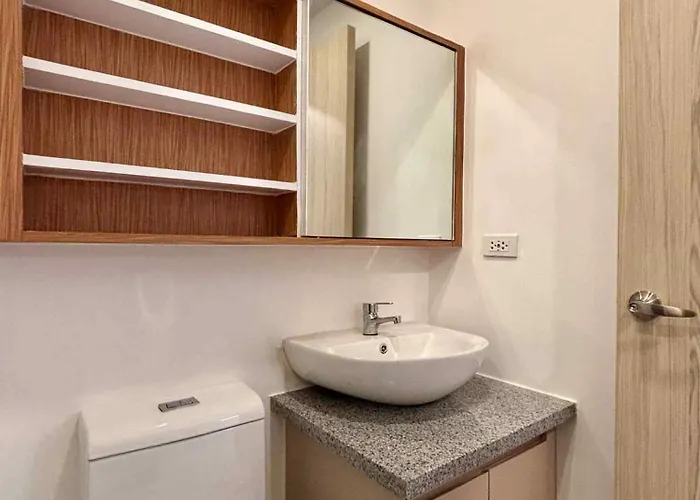 1-br Unit Near Rockwell, Poblacion