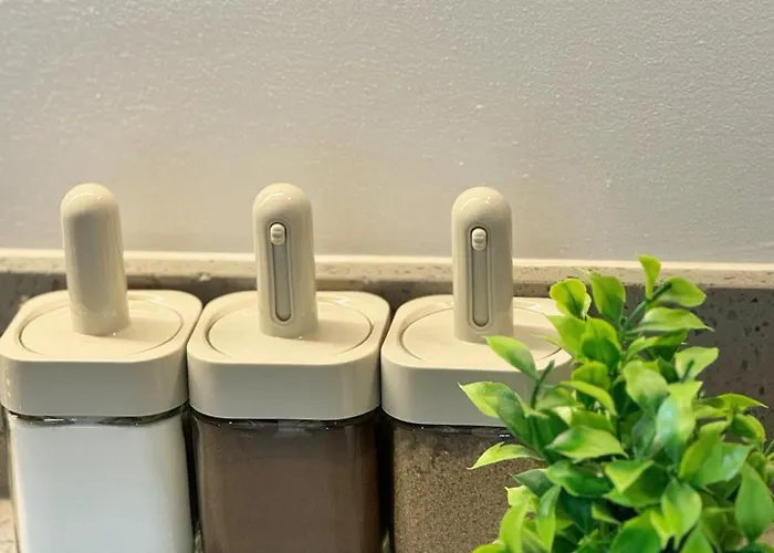 1-br Unit Near Rockwell, Poblacion * Manila