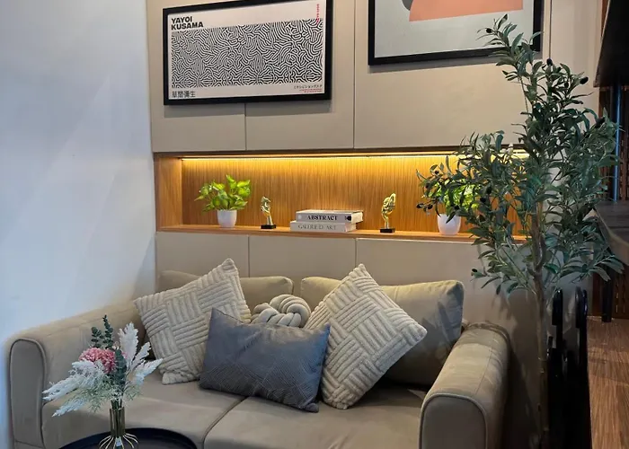 Aparthotel 1-br Unit Near Rockwell, Poblacion
